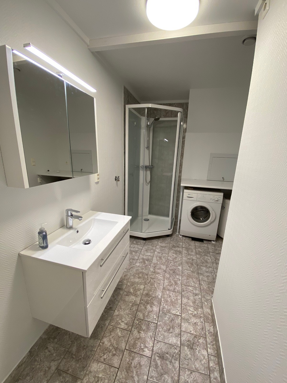 Bad med dusj og vaskemaskin Galleribilde