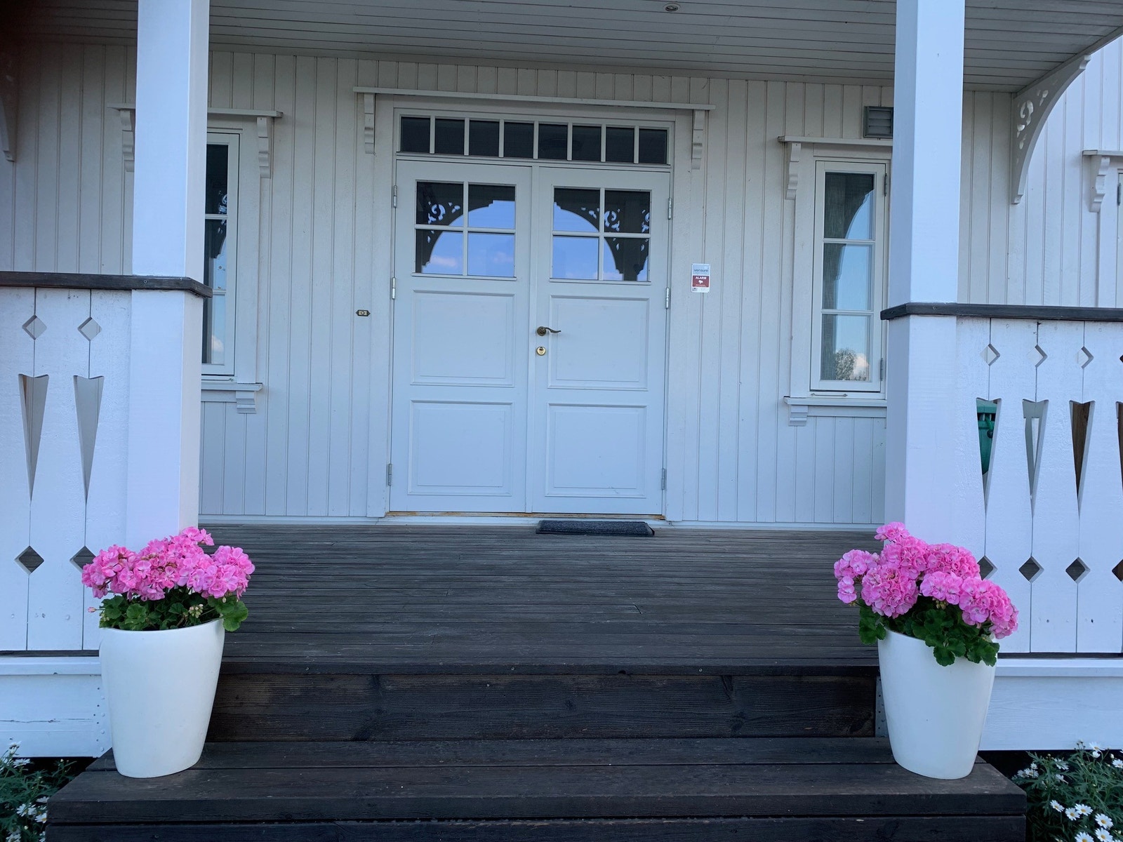 Egen inngang og veranda til leiligheten Galleribilde