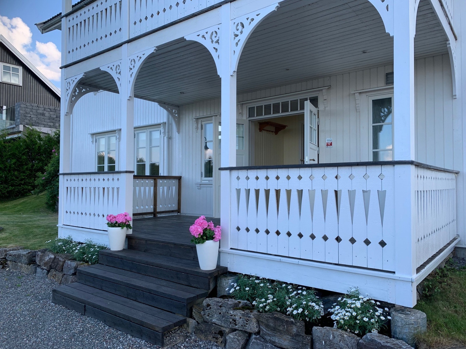 Egen inngang og veranda til leiligheten Galleribilde