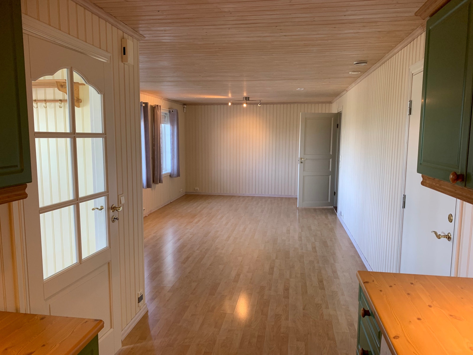 Romslig stue. Vannbåren gulvarme i alle rom Galleribilde