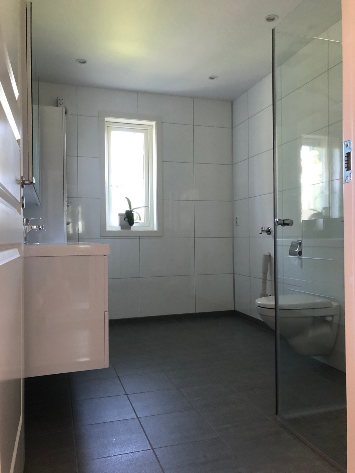 Romslig bad med god plass til vaskemaskin/tørketrommel Galleribilde