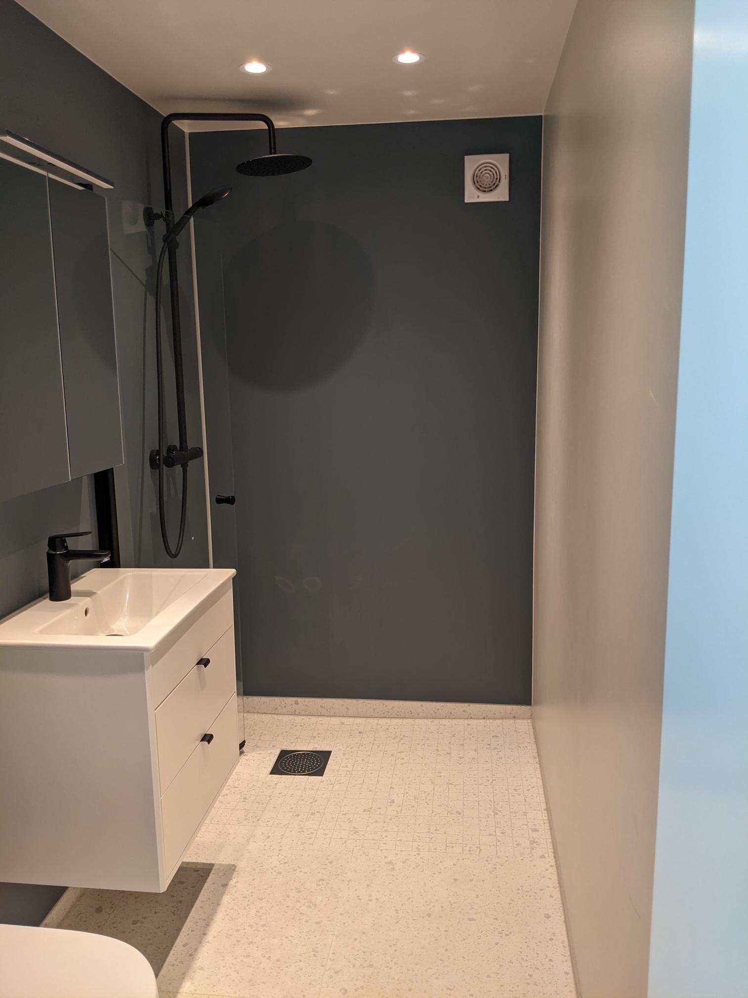 Bad med innfellbar dusjdør Galleribilde