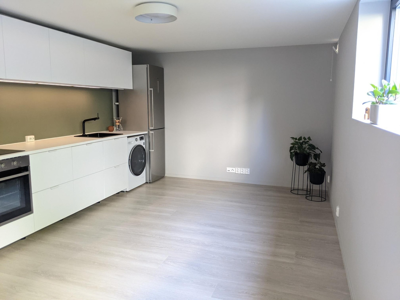 Kjøkken/stue med plass til tv, sofa og spisebord Galleribilde