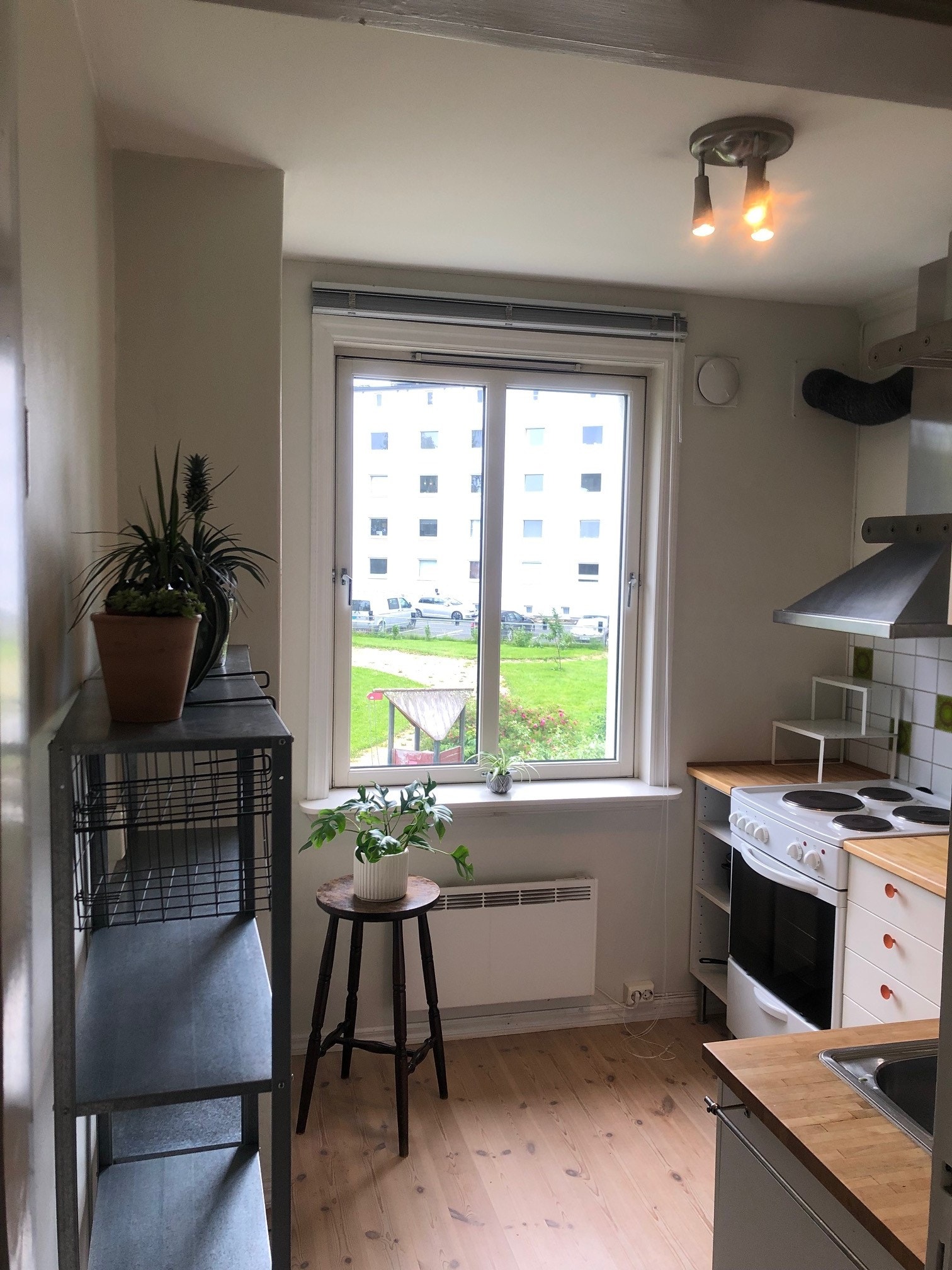 Kjøkken med utsikt til bakgård Galleribilde