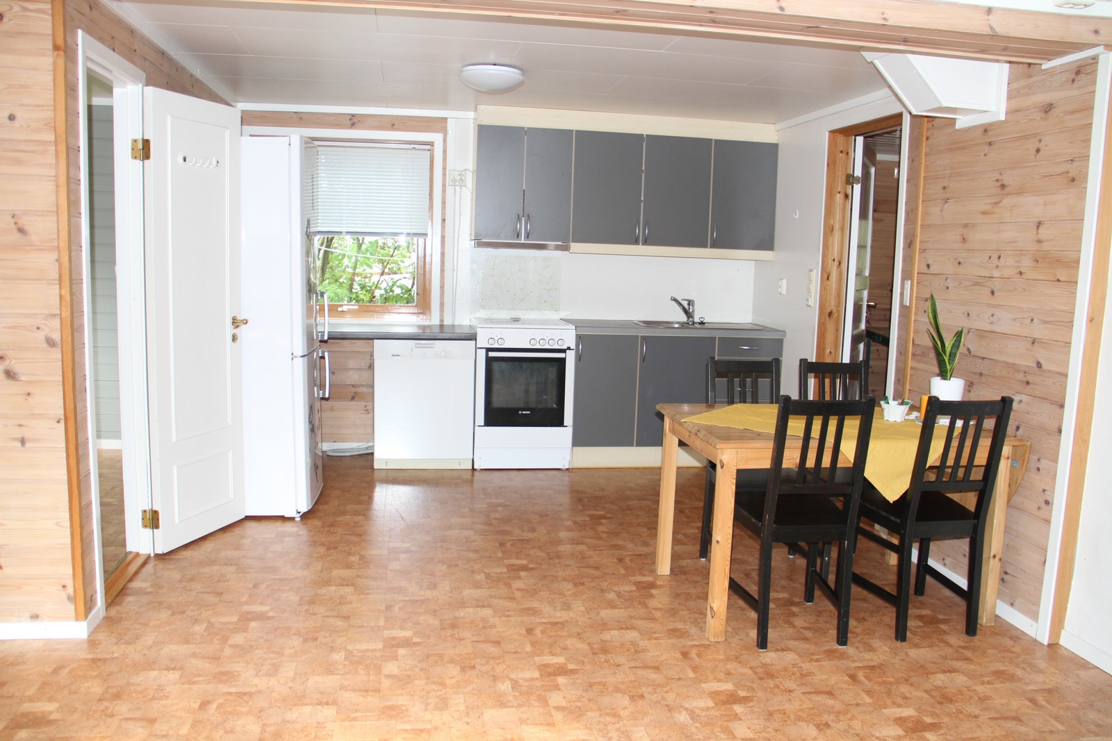 Kjøkkendel med komfyr og oppvaskmaskin Galleribilde