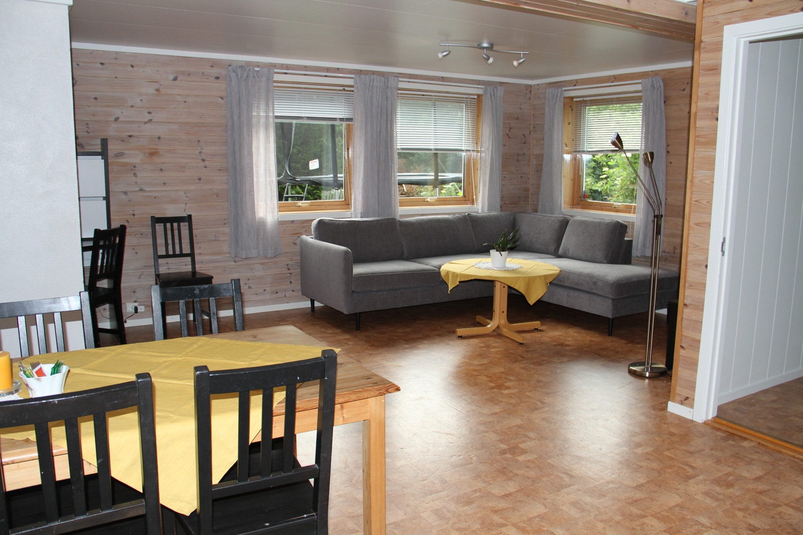 Stue med åpen løsning til kjøkken Galleribilde