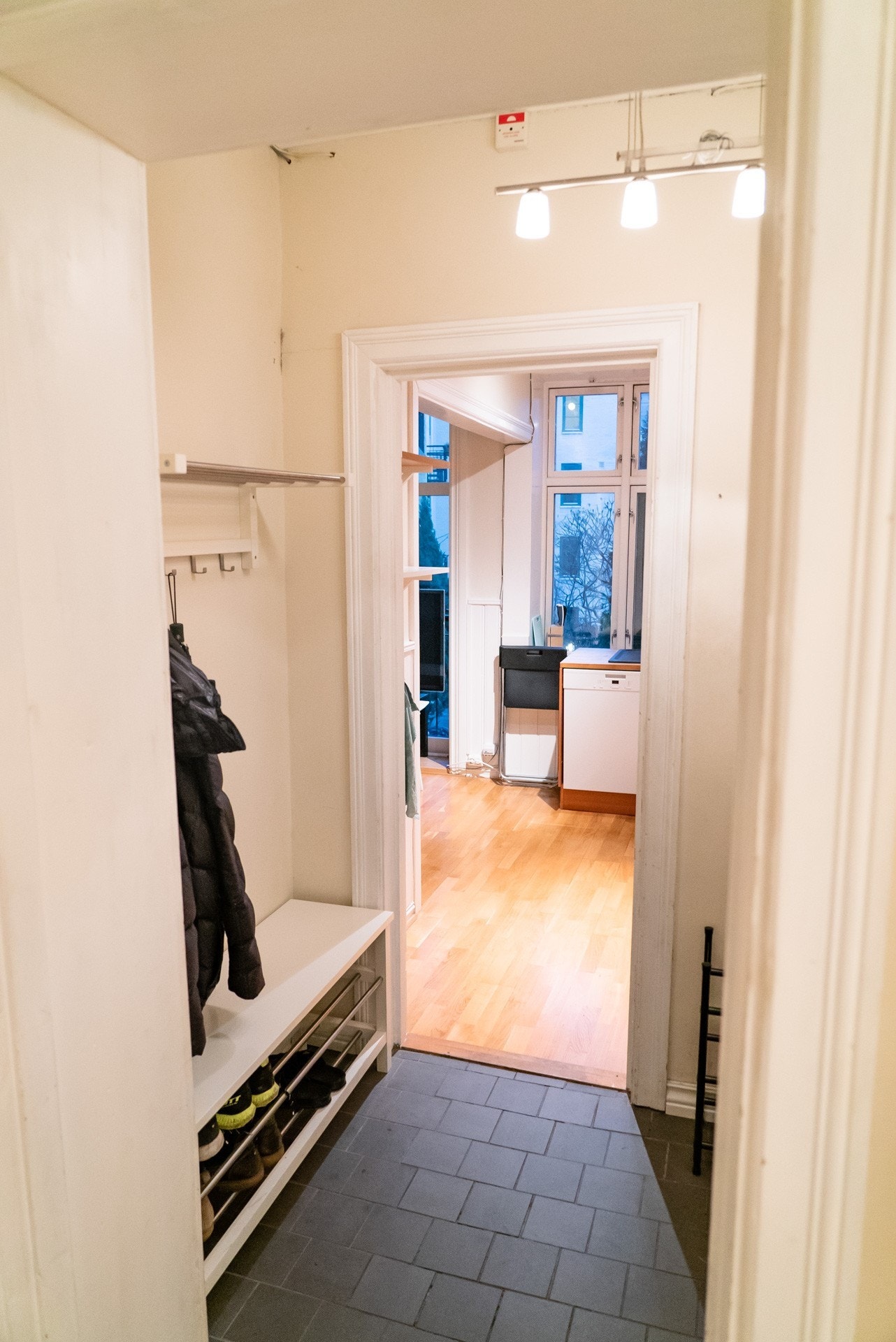 Fra gangen mot kjøkken / oppholdsrom Galleribilde