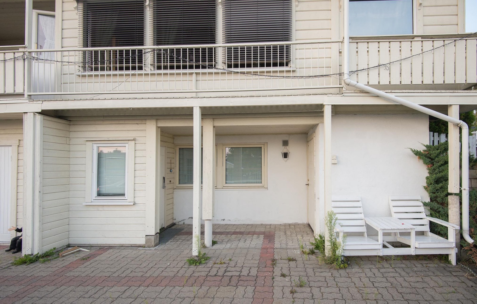 Inngangsdør til venstre i bildet, bod til høyre. Galleribilde