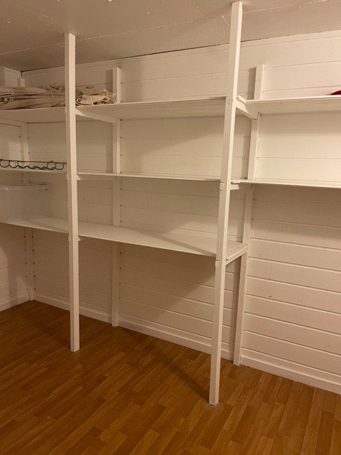 Bod med god hylleløsning i kjeller. Galleribilde