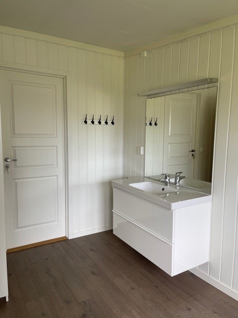 UTLEID. Rom 6 har egen baderomsinnredning m/ innlagt vann Galleribilde