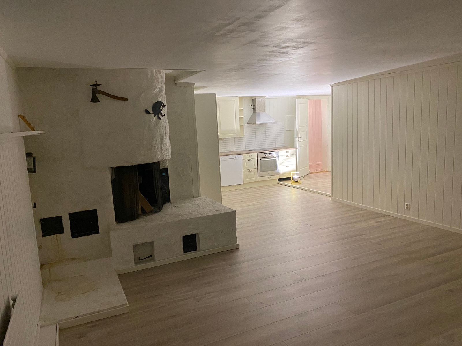 Mellom kjøkken og stua Galleribilde