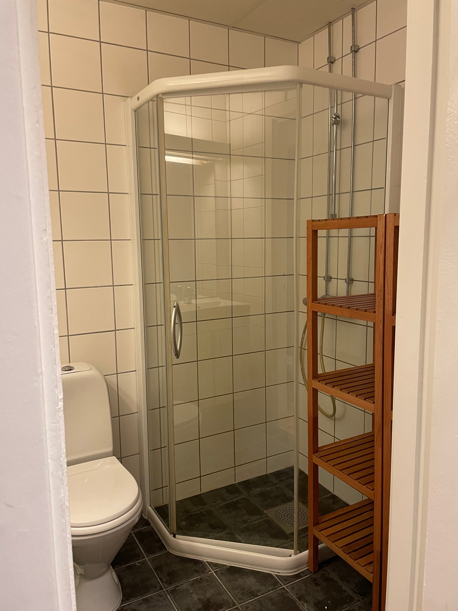 Bad med mulighet for tilkobling av egen vaskemaskin Galleribilde