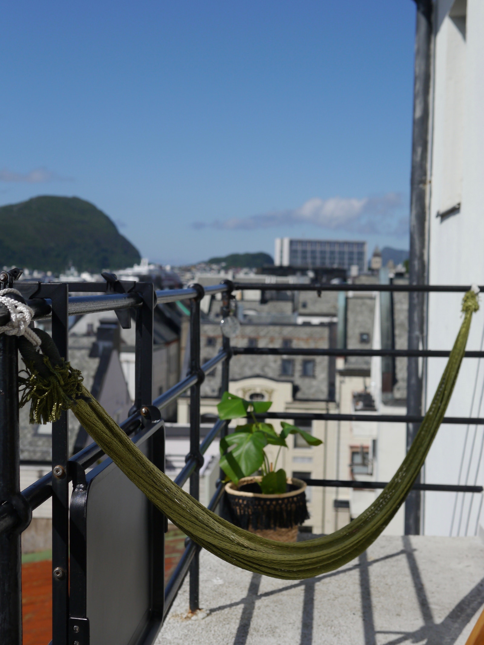 Sørvendt balkong med utrolig gode solforhold. Merk: Det er ingen fysisk skille til naboenes balkong , men begge leilighetene har sin dedikerte del av balkongen, som gir privatliv og mulighet til å nyte utendørsområdet uten forstyrrelser. Galleribilde