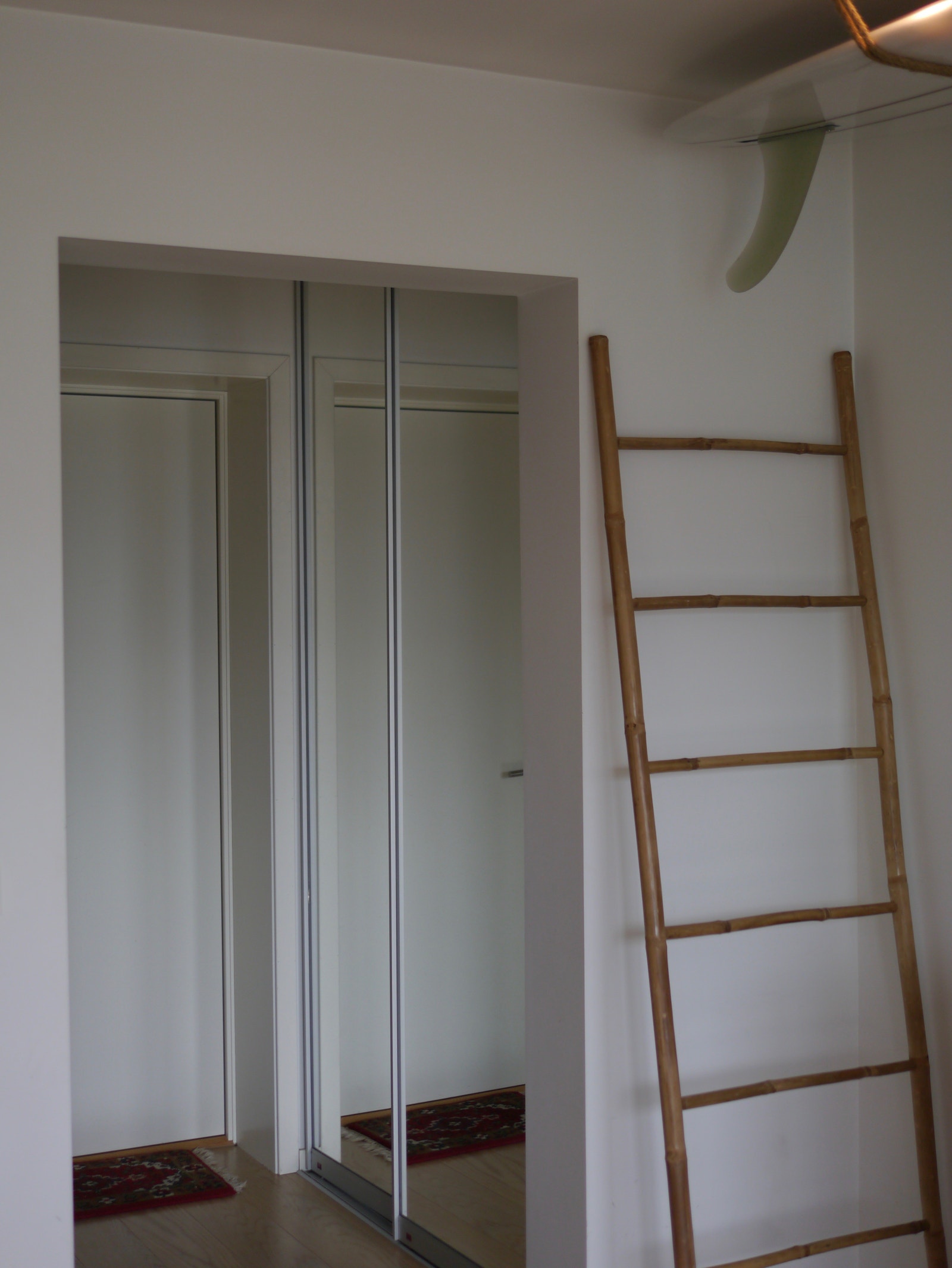 Stor skyvedørsgarderobe med speilfront og praktisk elfa-løsning som gir masse plass til klær og oppbevaring Galleribilde