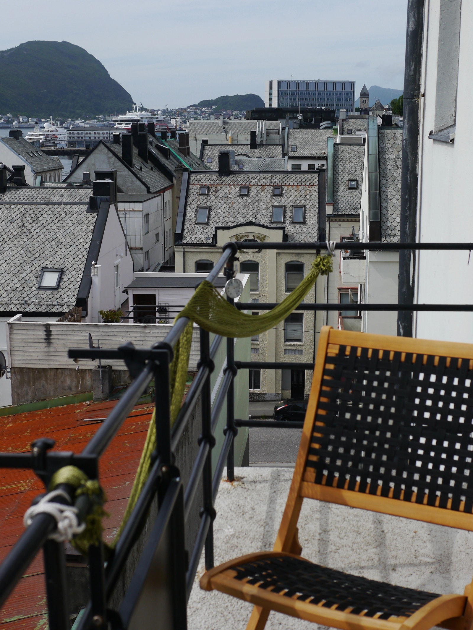 Sørvendt balkong med fantastisk utsikt over fjell, fjord og Ålesund sentrum. Galleribilde