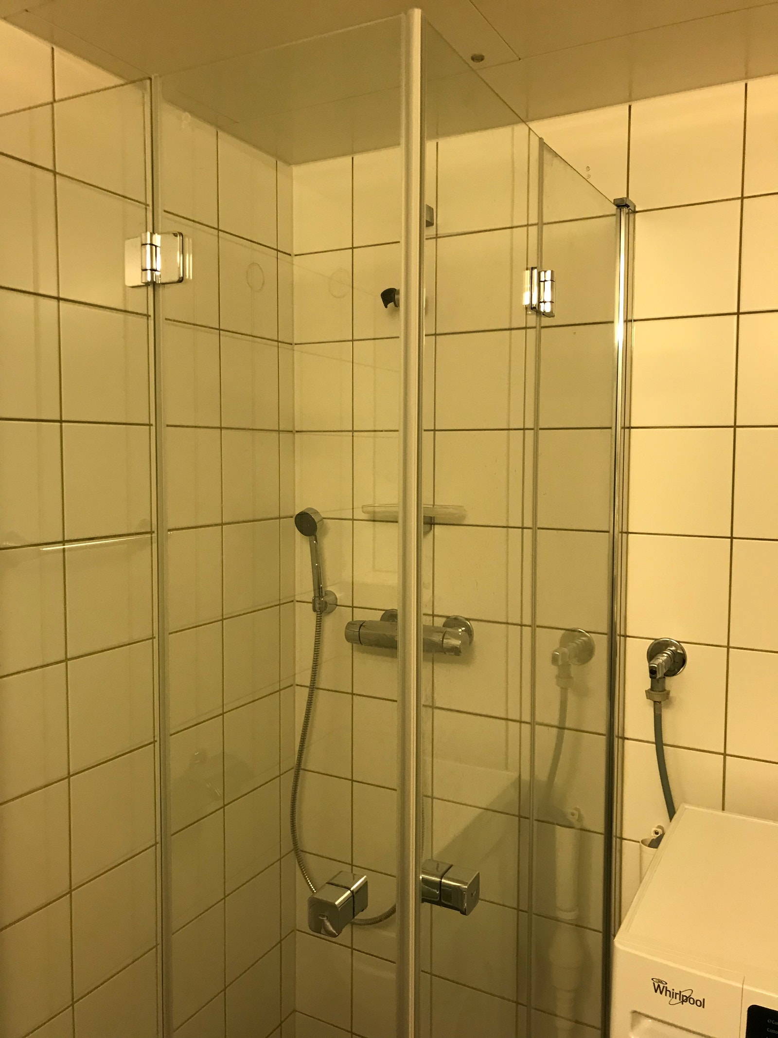 Bad, dusjveggen kan stå tett til veggene når de ikke er i bruk. Galleribilde