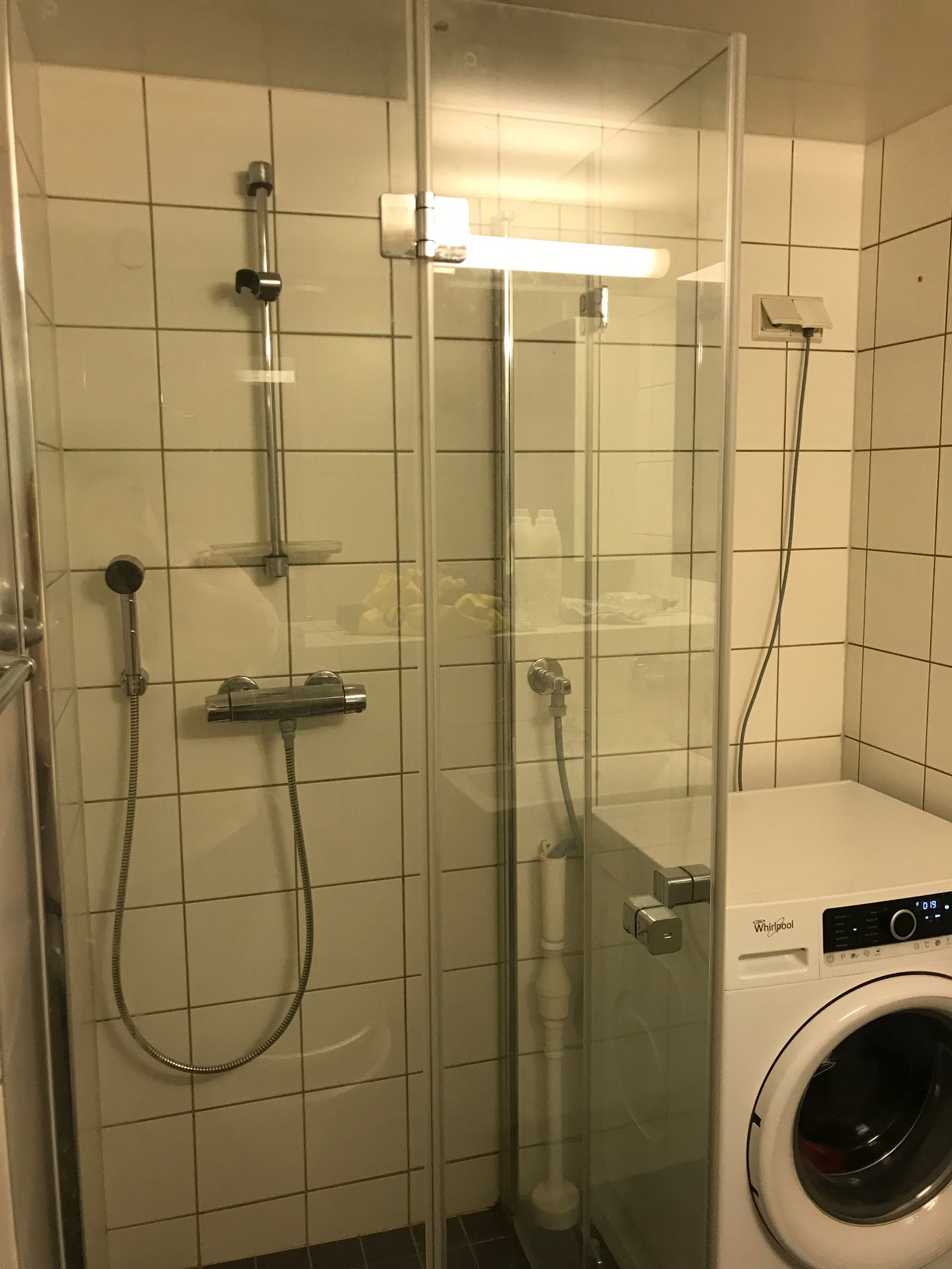 Bad og vaskemaskin. Galleribilde