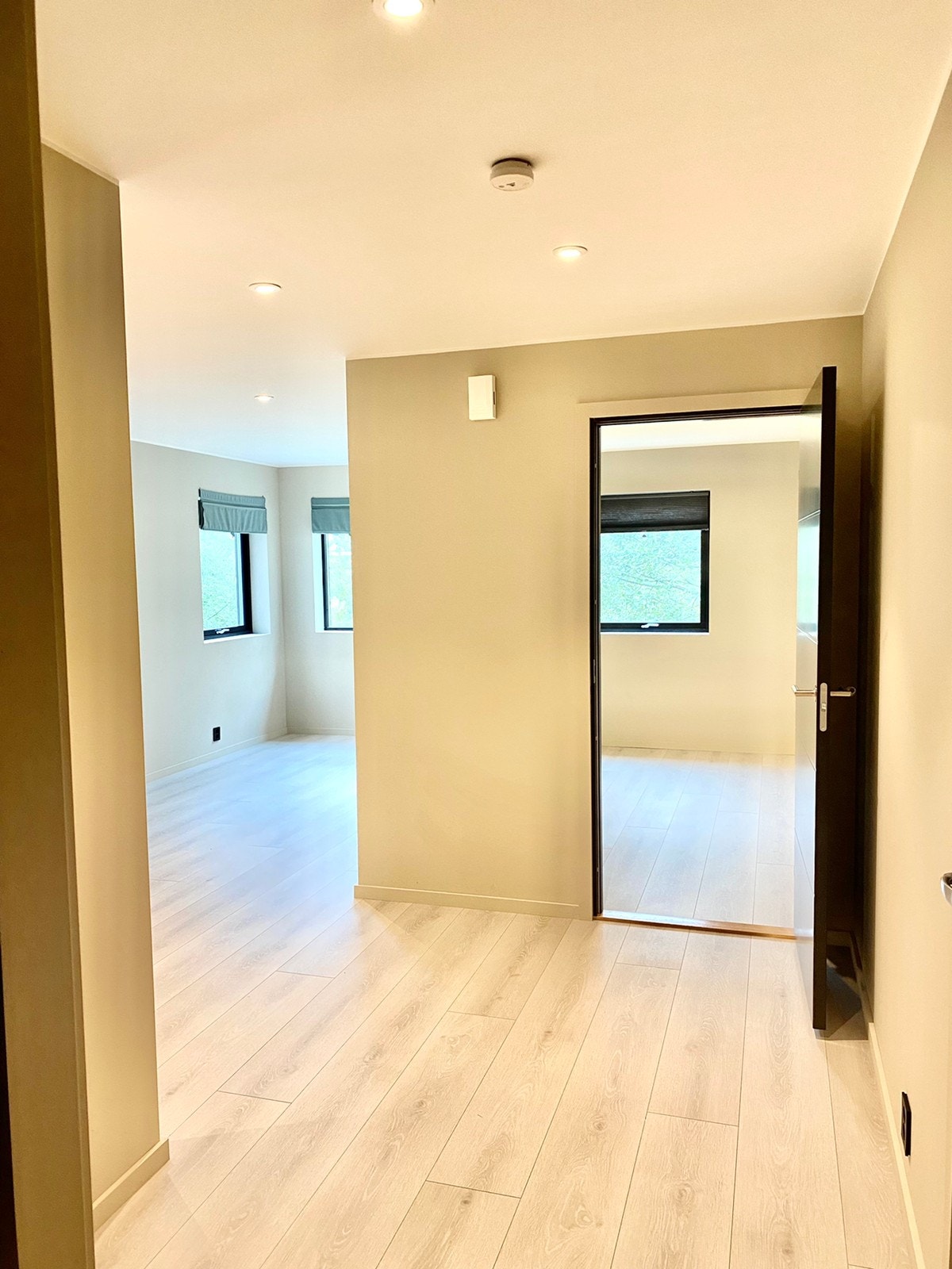 Leilighet mot soverom og stue. Plass til skrivebord Galleribilde