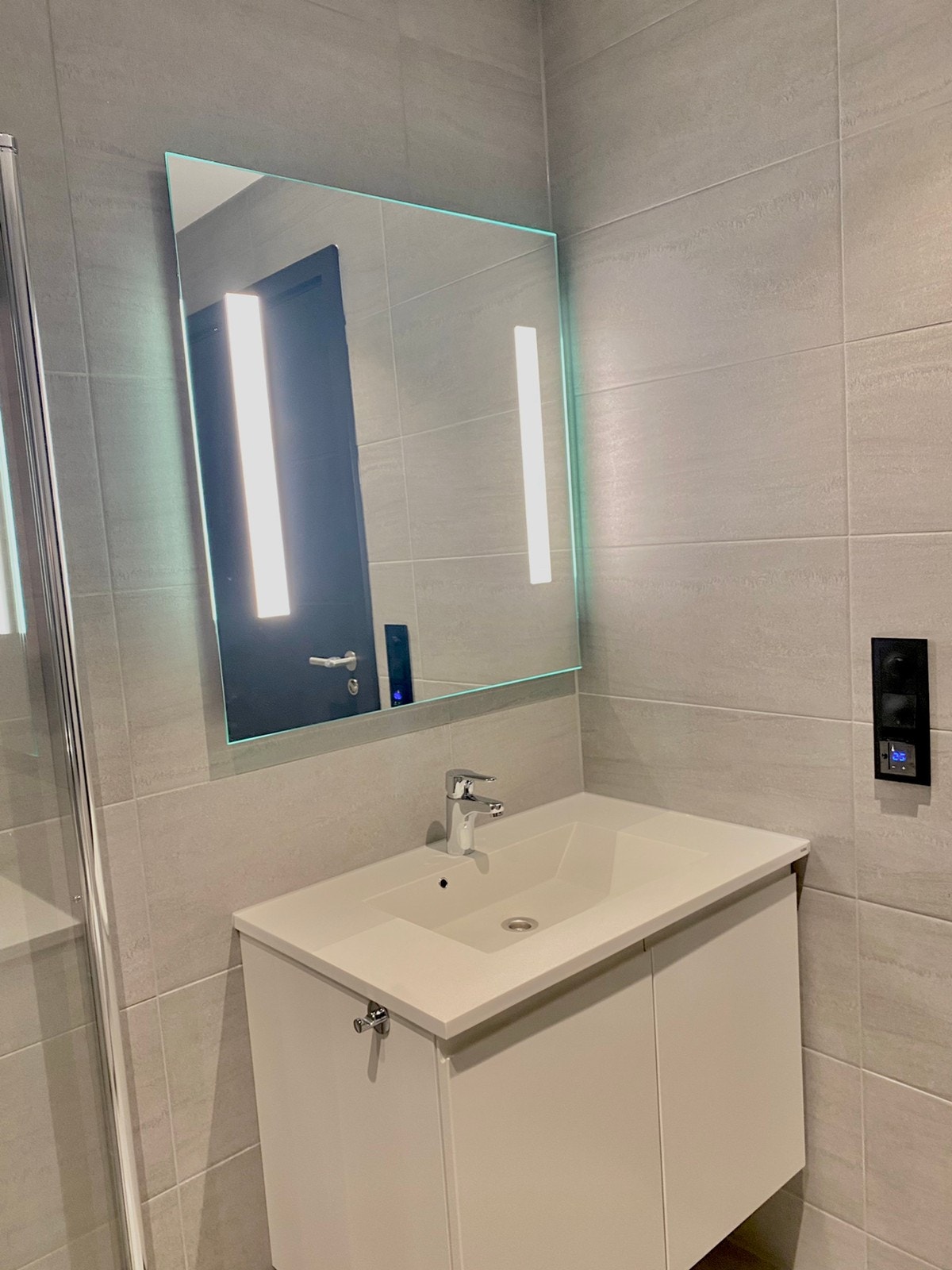 Belysning i speil. Vask fra Kuma og innredning fra HTH Galleribilde