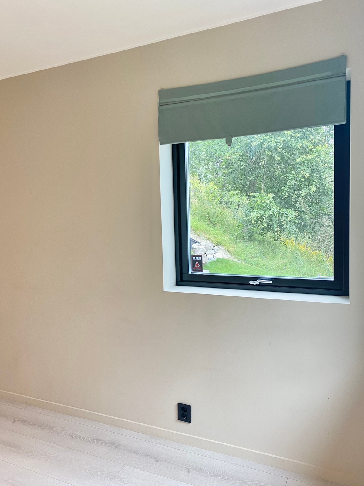 Stue med utsikt mot inngang Galleribilde