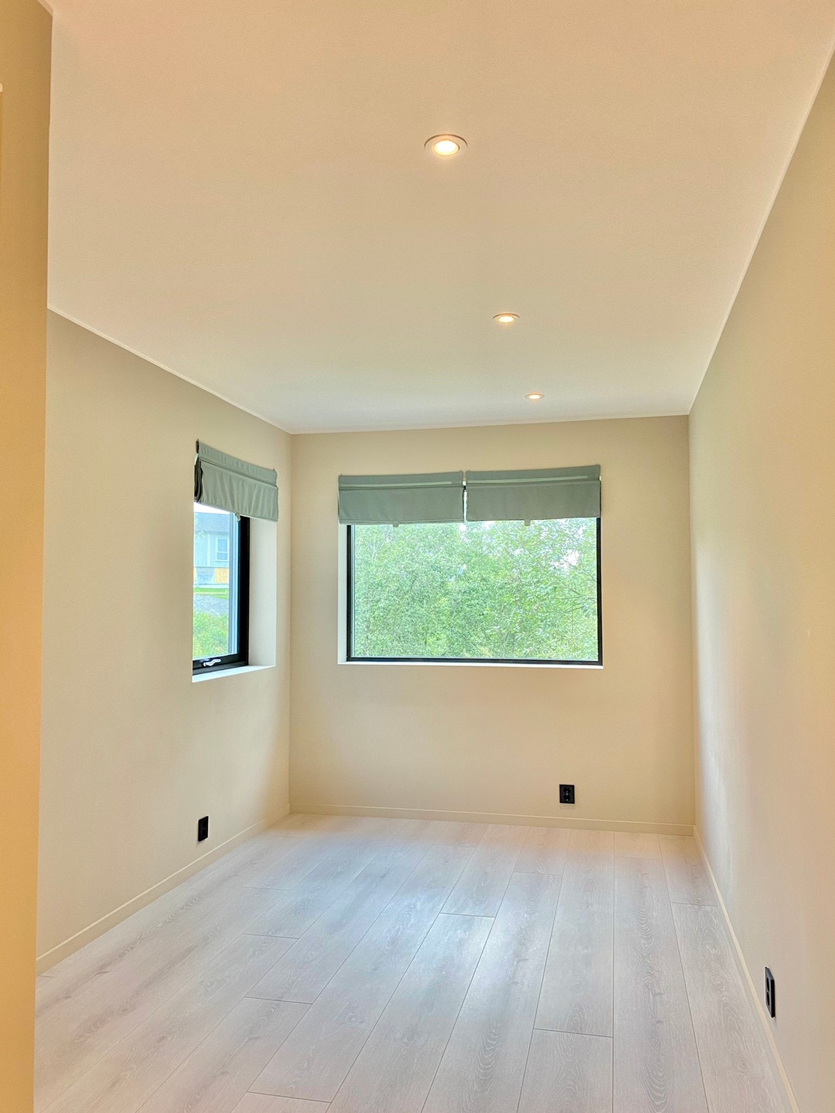 Stue med utsikt mot skogen Galleribilde