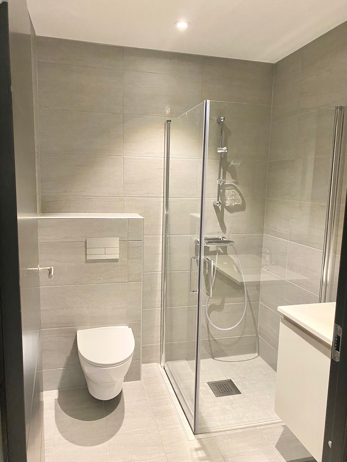 Bad med toalett, servant og dusjhjørne(innfellbare dører) Galleribilde