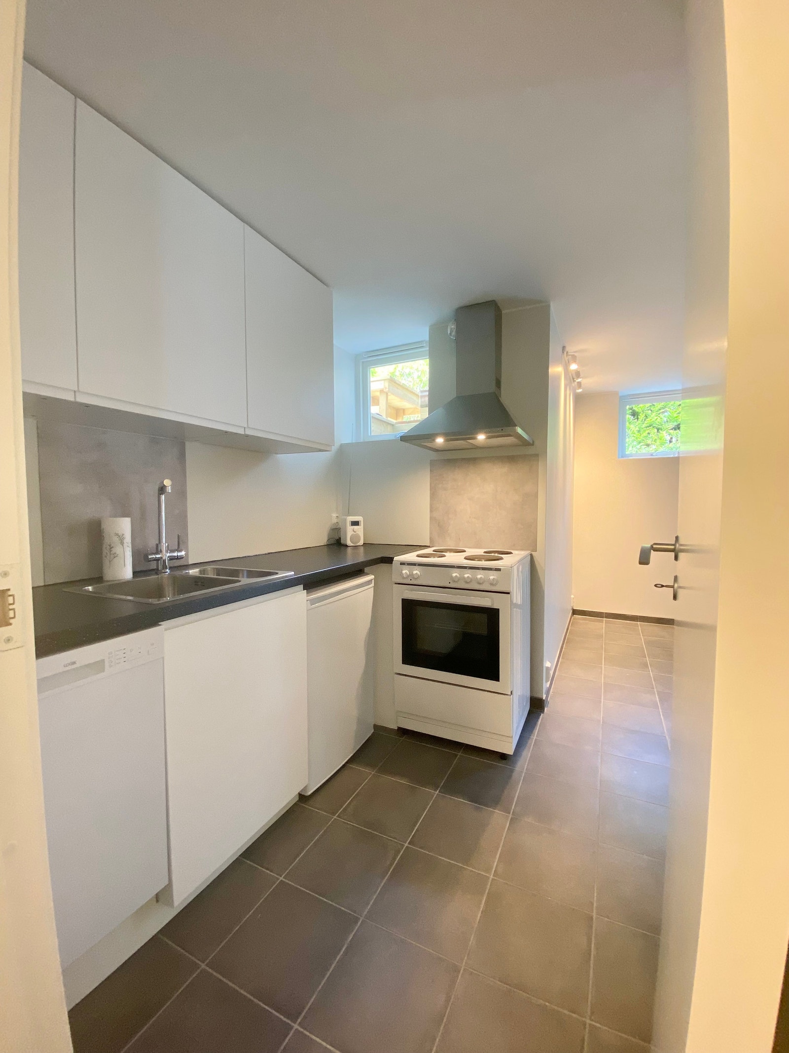 Kjøkken sett fra badet Galleribilde