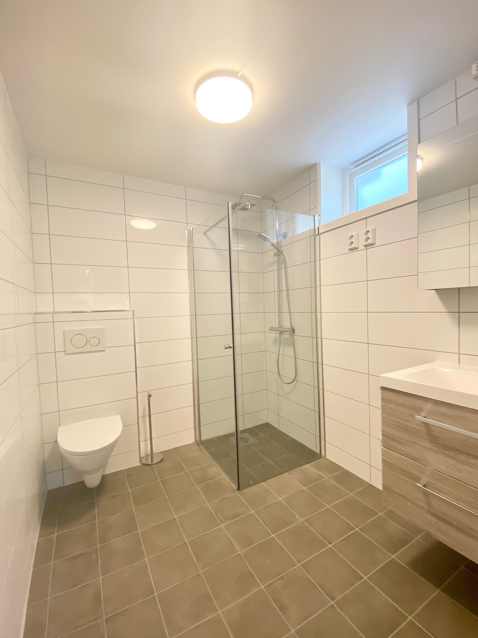 Nytt bad med vegghengt toalett, nedsenket 80x80 dusjhjørne med takdusj Galleribilde