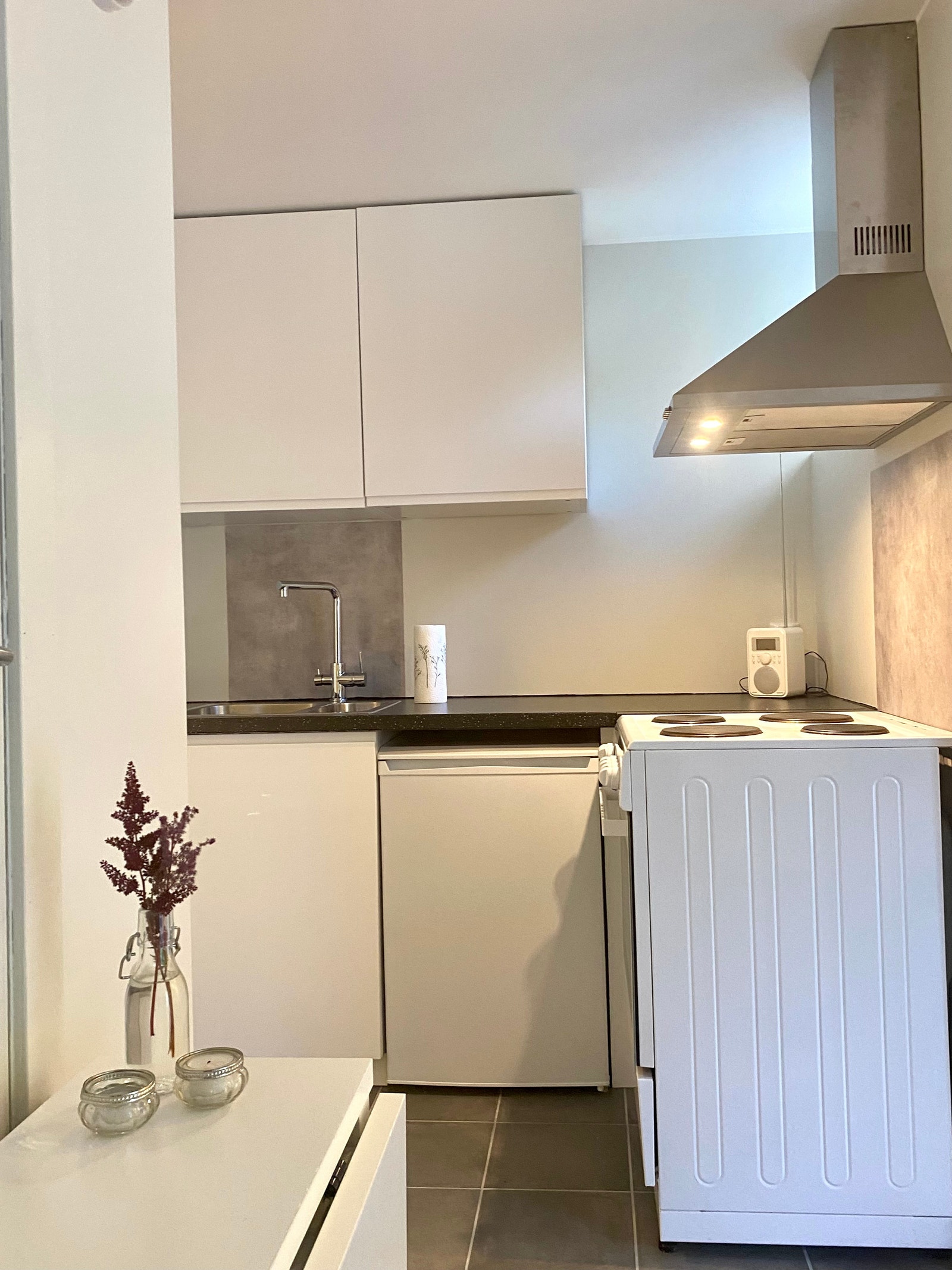 Kjøkken med oppvaskmaskin, kombi kjøl/frys og komfyr Galleribilde