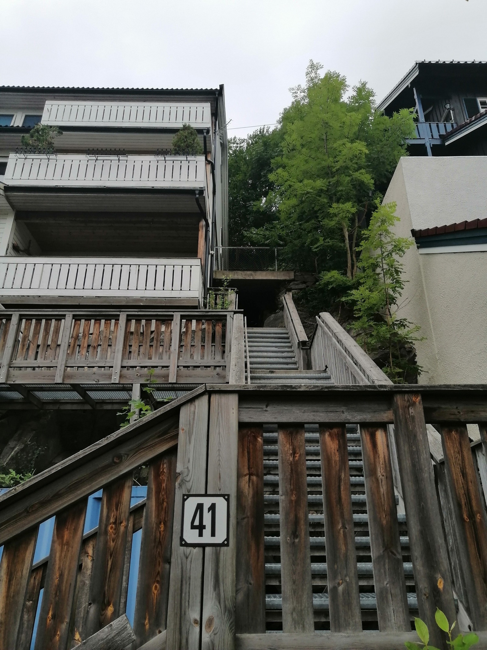 Inngang er opp utvendig trapp og bak huset Galleribilde