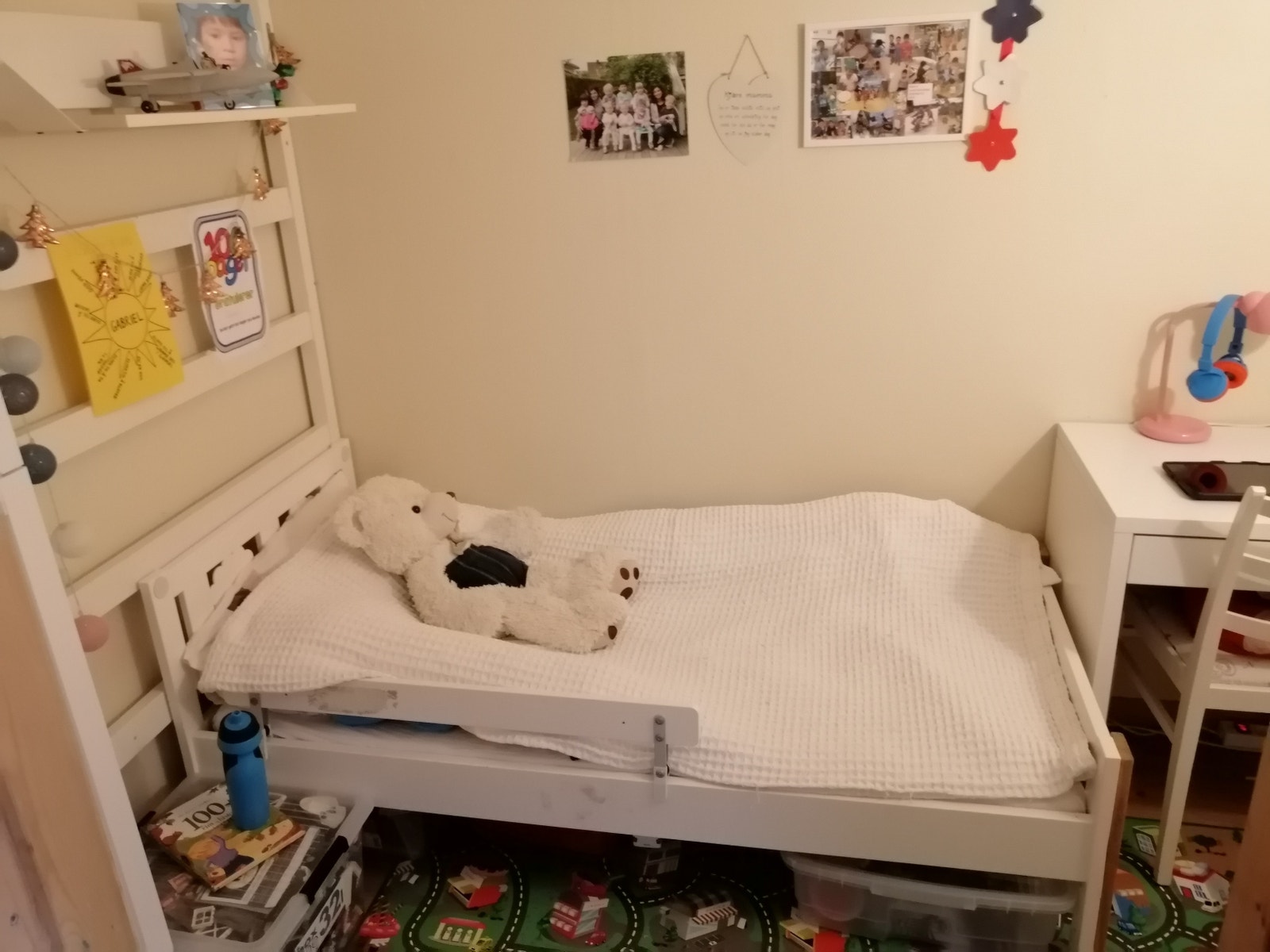 Liten sovealkove uten vindu Galleribilde