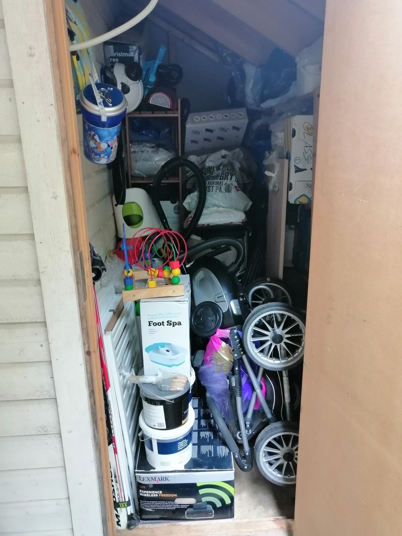 Praktisk utebod ved inngangsparti Galleribilde