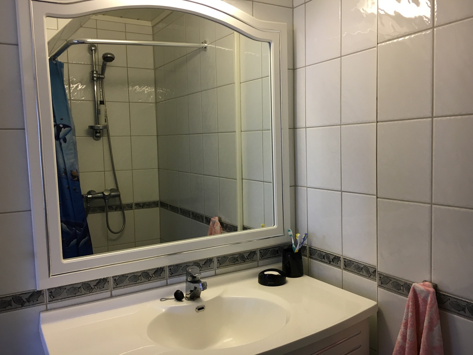 Flislagt bad med dusj og vaskemaskin Galleribilde