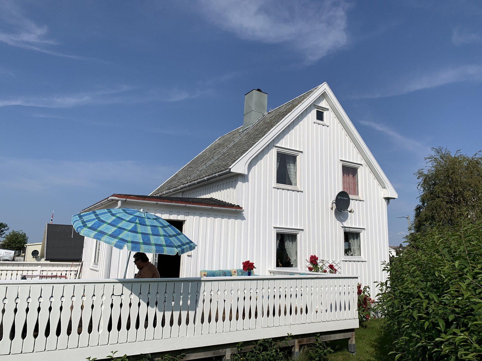 "Solgløtt" har stor solrik terasse med sol kl 08.00-22.00. Galleribilde