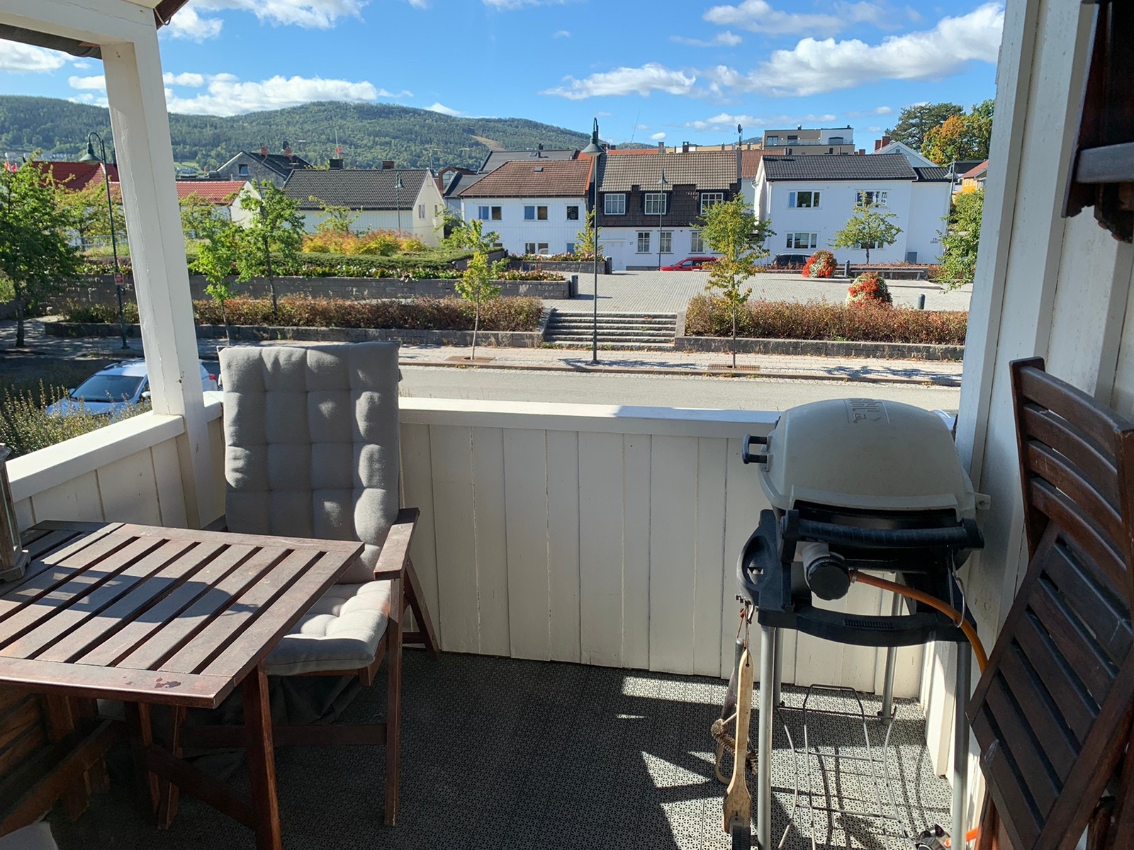 Balkong med sol til den går ned... Galleribilde