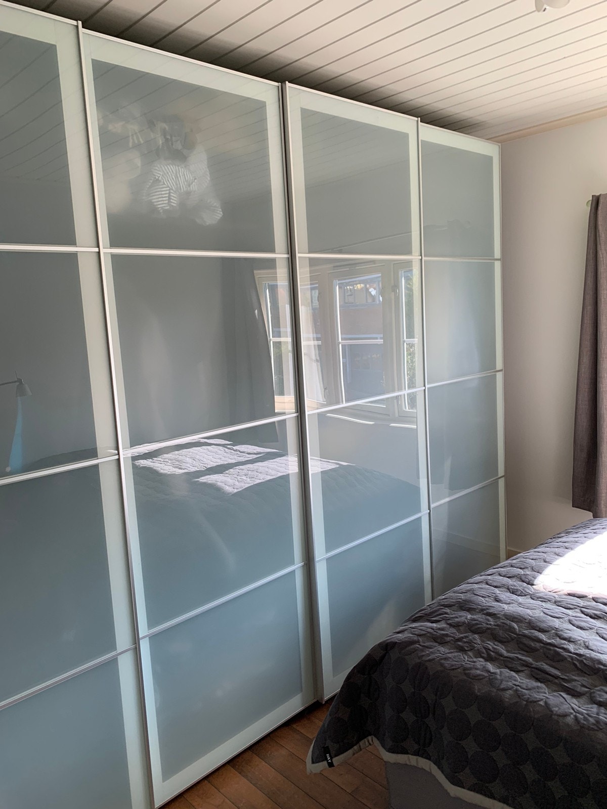 Soverom 1 med stort garderobeskap Galleribilde