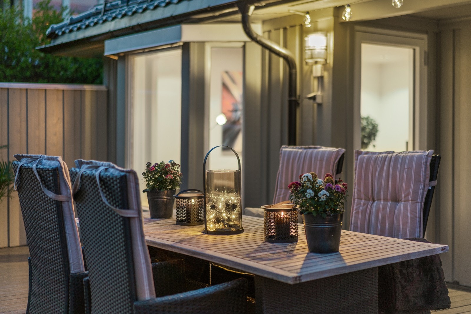 Det er adkomst til terrassen fra kjøkkenet og stuen. Galleribilde