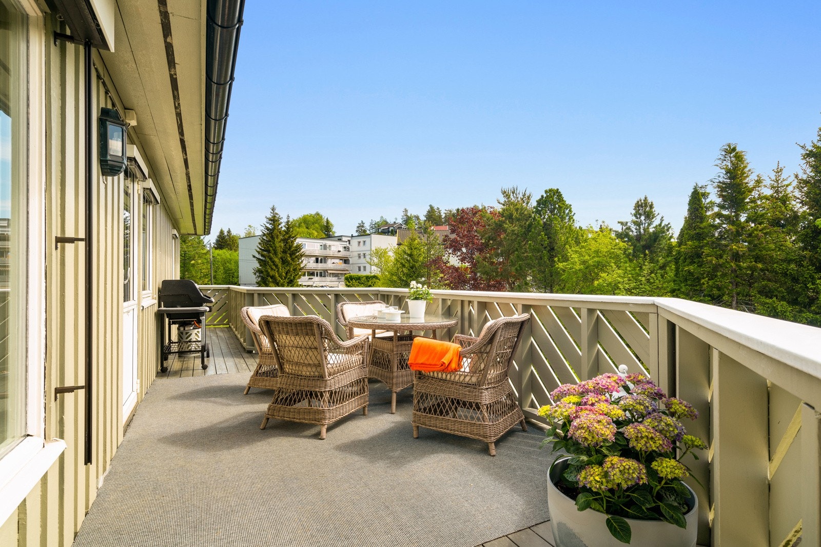 Uteplass dagtid. Galleribilde