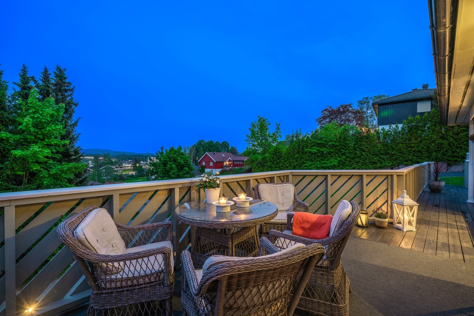 Terrassen er ca. 65 kvm og har god plass til utemøblement av alle slag. Galleribilde