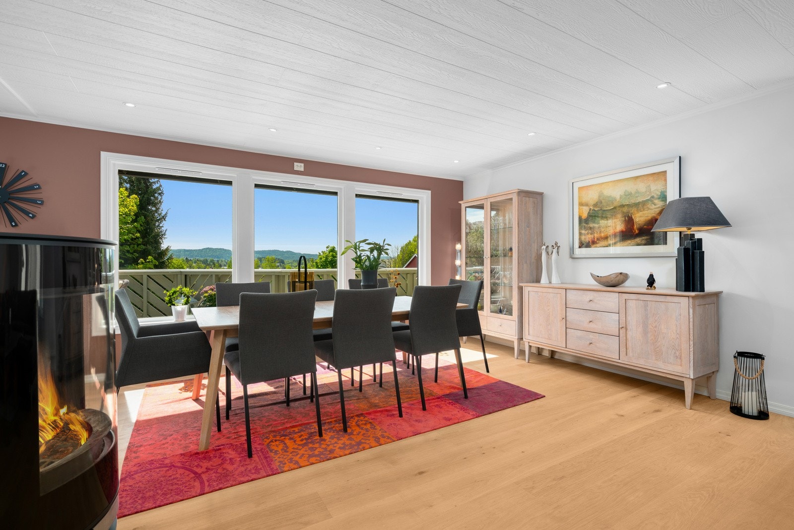 Det er utgang til terrassen fra både stuen og kjøkkenet. Galleribilde