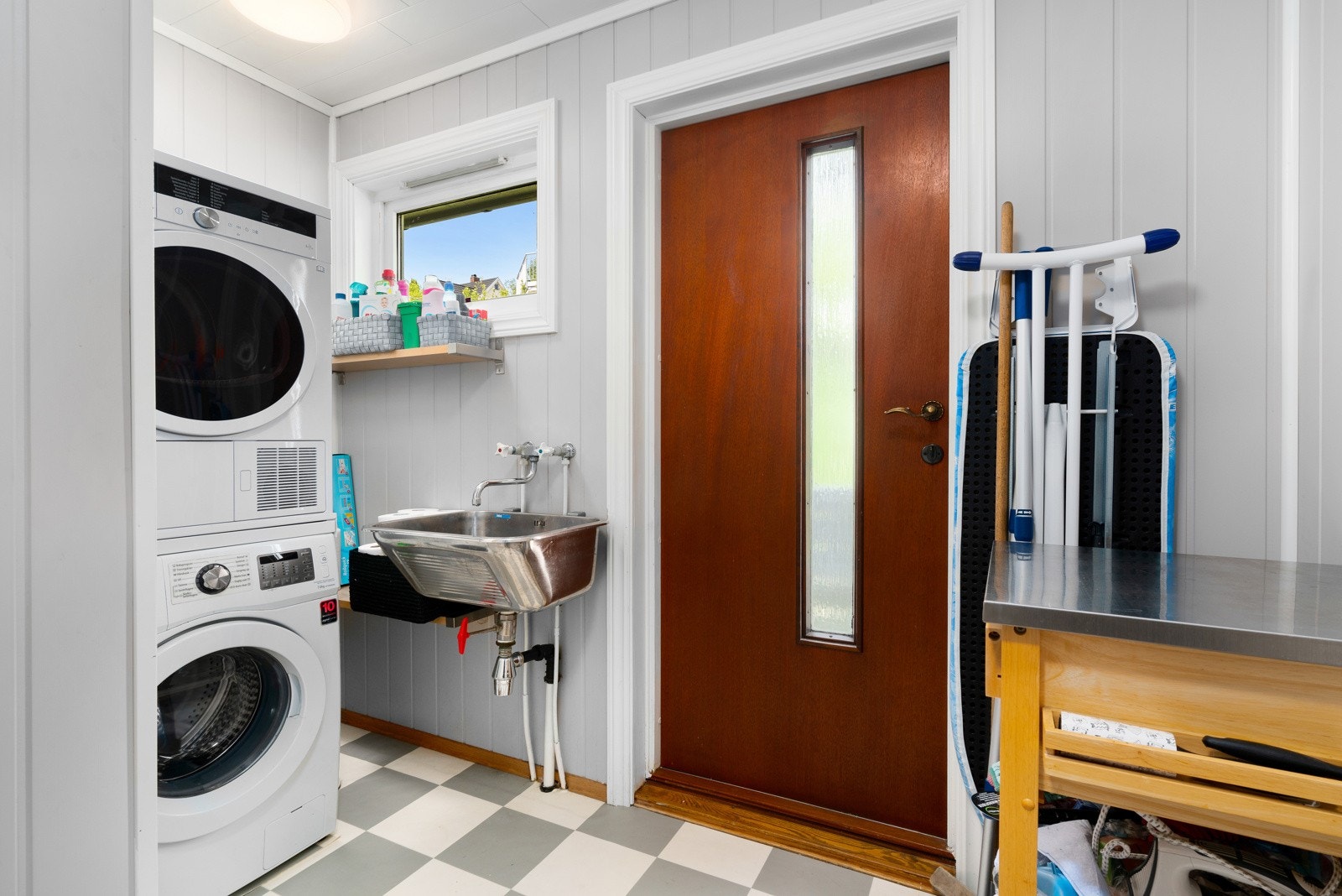 Vaskerommet ligger i første etasje og har utgangsdør til hagen bak huset. Galleribilde