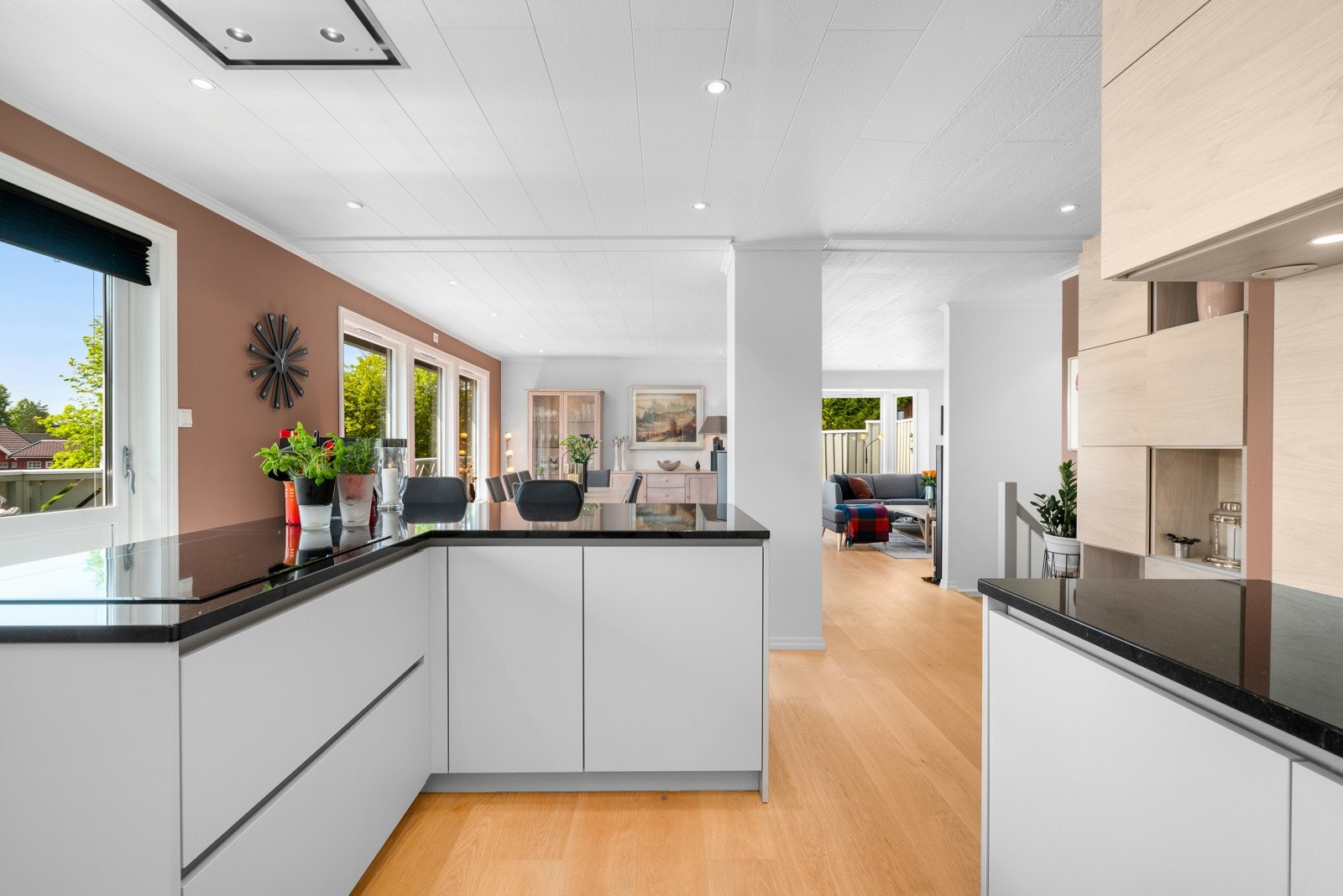 Kjøkkenet har en påkostet, lekker innredning fra Schmidt som var ny i 2017. Galleribilde