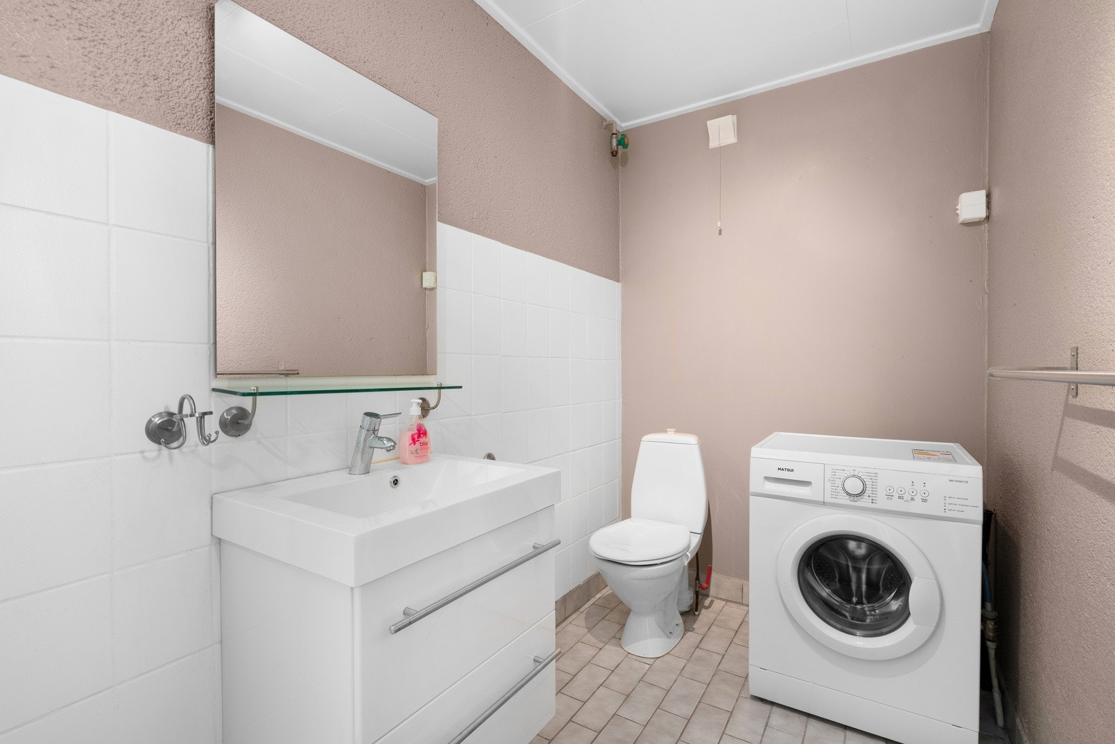 Badet er opprinnelig fra 1989 og har opplegg for vaskemaskin. Det er utstyrt med gulvfestet toalett, dusjkabinett og hvitt servantmøblement med skuffer. Dusjkabinett, servant med underskap og blandebatterier dusj/servant ble byttet 2015/2016. Galleribilde