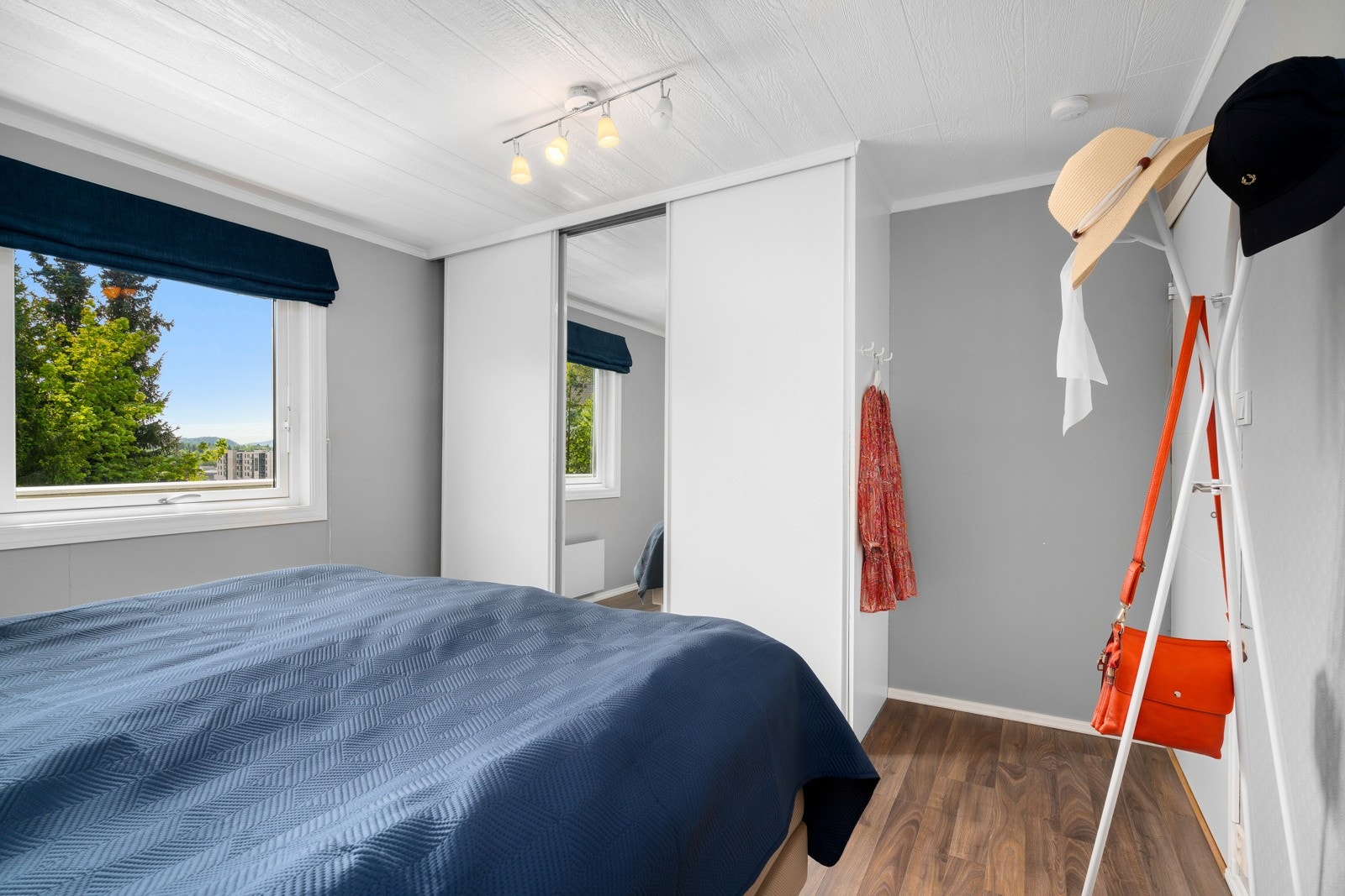 På to av rommene er det skyvedørsgarderobe. Galleribilde