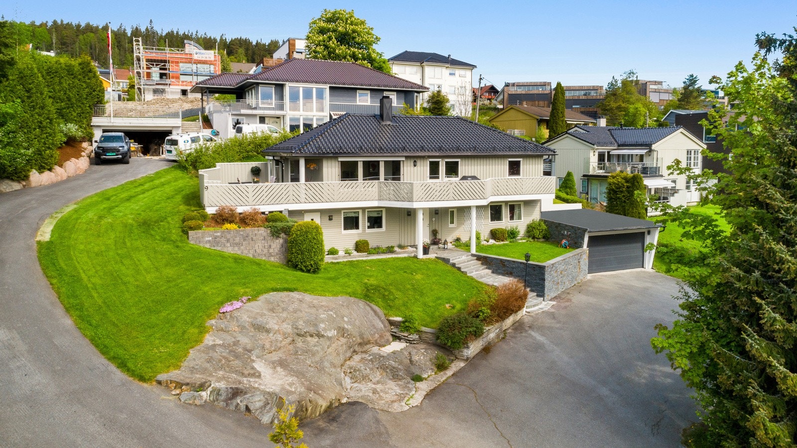 På eiendommen er det dobbelgarasje med dobbel el-drevet leddport av aluminium. Galleribilde