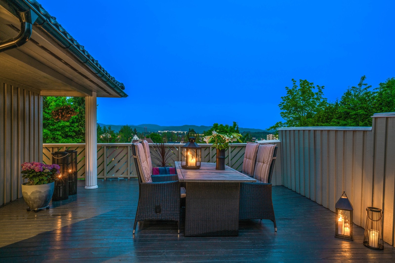 Utebelysning gjør det også hyggelig å sitte ute langt inn i sene kveldstimer. Galleribilde