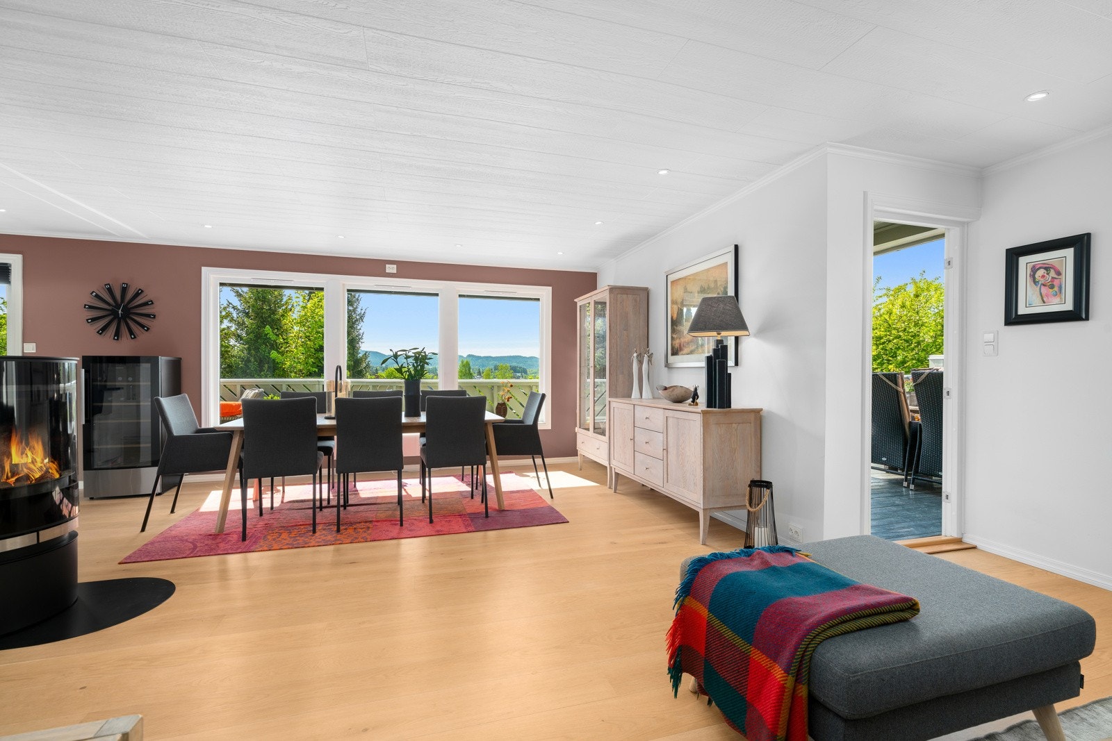 Stuen har enstavs, bred Boen parkett og velplasserte downlights i himling. Galleribilde