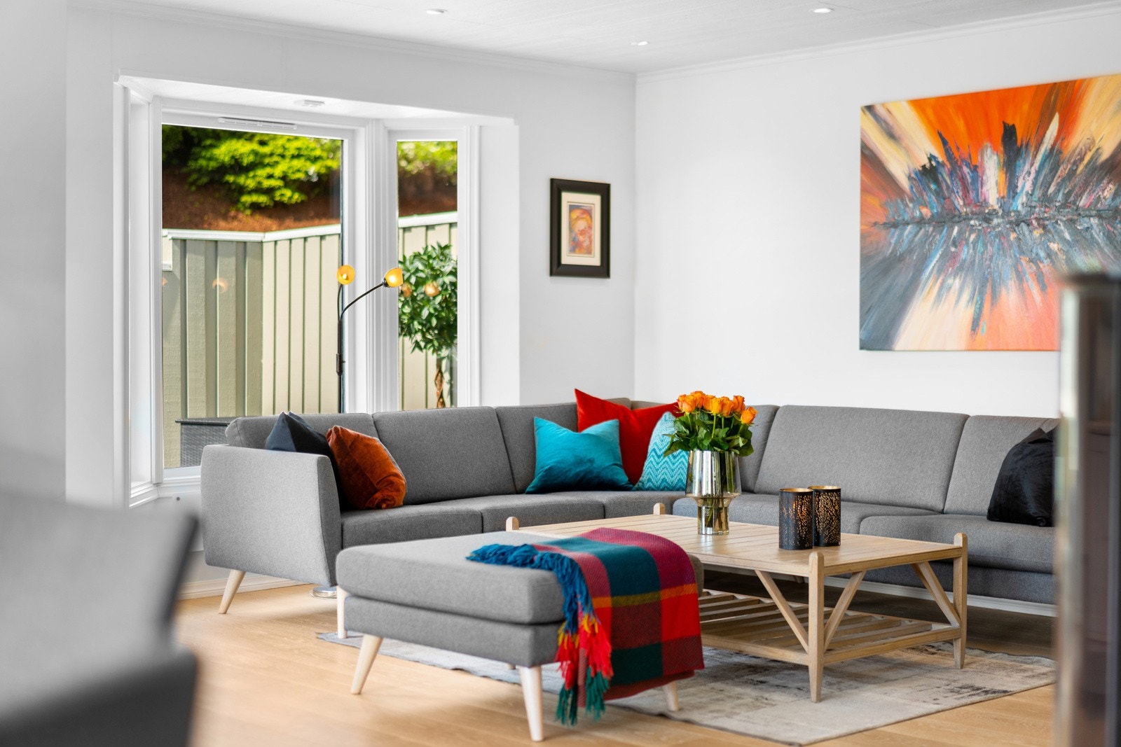 I en sone med karnappvindu er det perfekt å ha sofa og tv-møblement, og i overgang mot kjøkkenet er det plass til å dekke langbord foran vinduene. Galleribilde