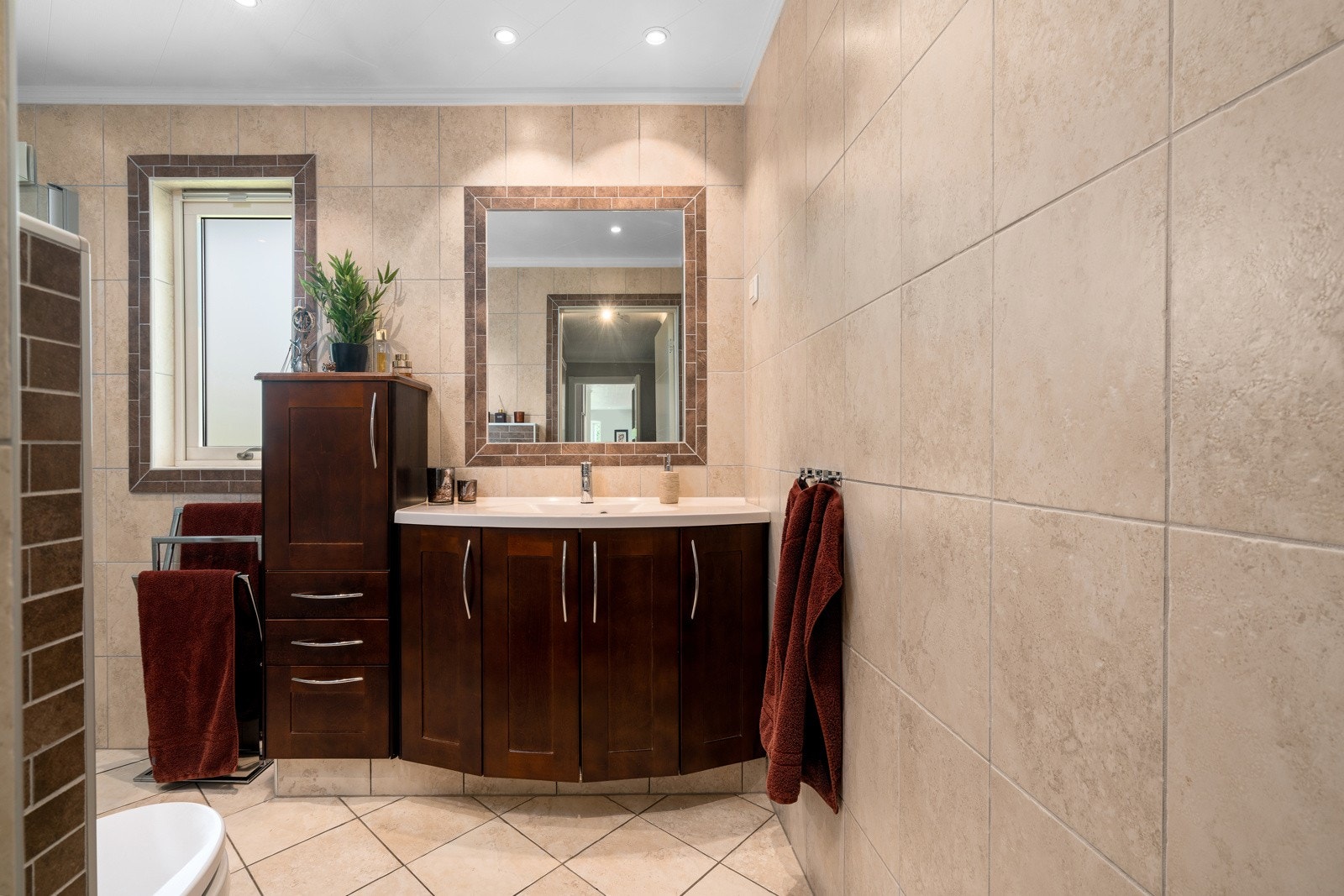 Baderomsmøblementet består av vegghengt skap med dører og heldekkende servant, et vegghengt høyskap og et innfliset speil. Galleribilde