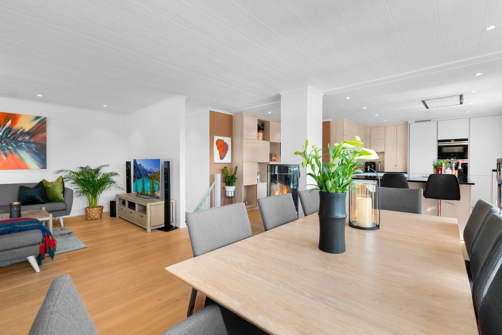 Veggene er slette og malt i hvitt og en trendy rødtone. Galleribilde